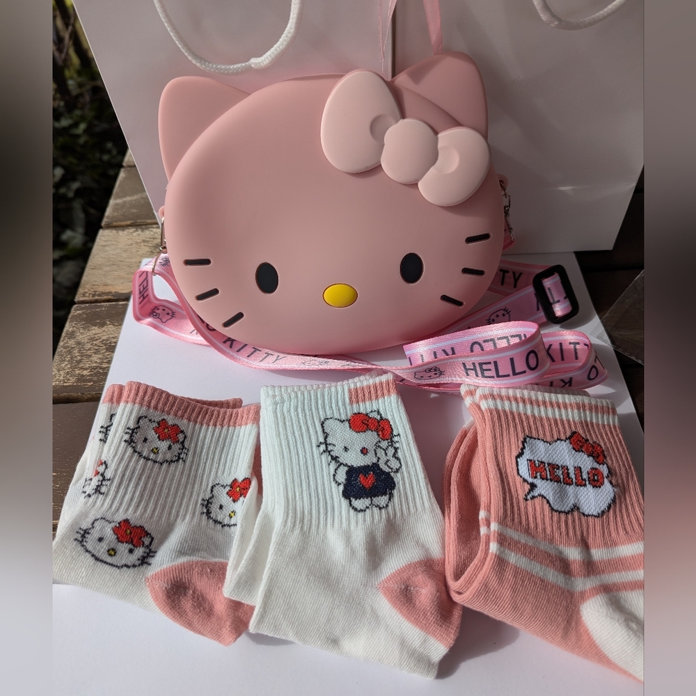 NWoT 🩷🌞 SANRIO 🎀 HELLO KITTY 🌞🩷4 PC GIFT BUNDLE: PURSE + 3 SOCKS🧁so sweet!